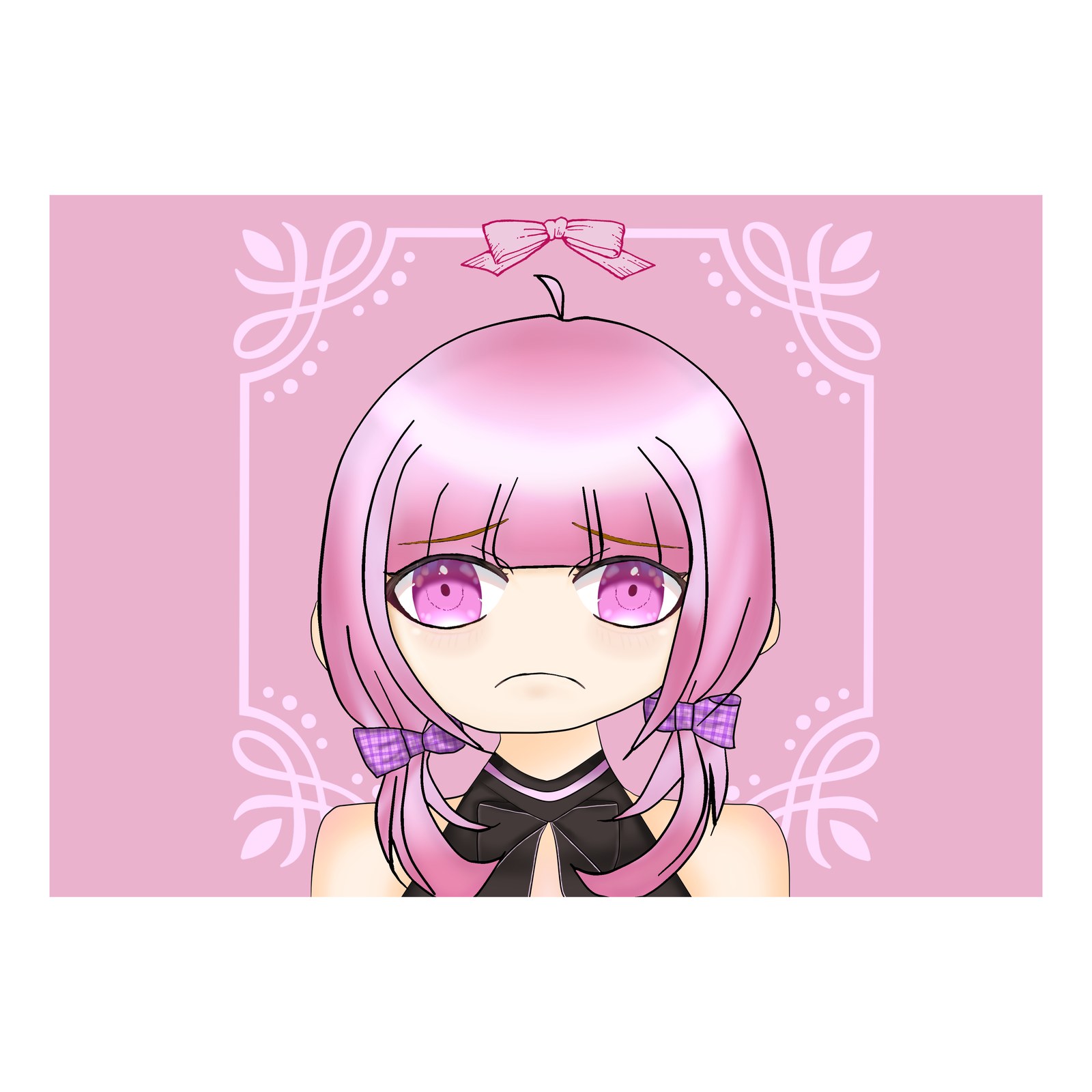 ピンクの背景と飾り枠の中で、ピンク色の髪の女の子が少しむくれた顔で正面を見ているイラスト