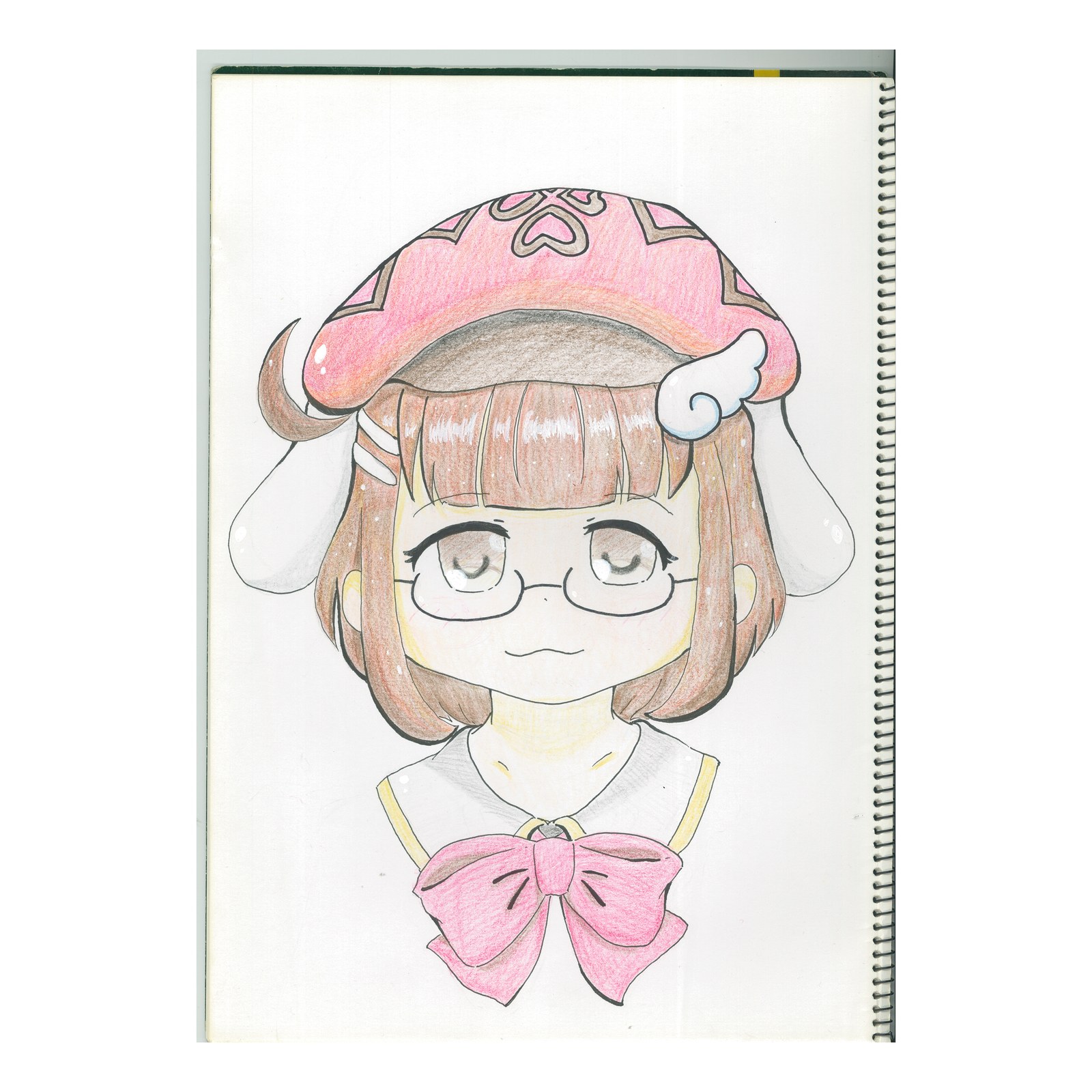 きのこ形のピンクの帽子と丸眼鏡、大きなピンクのリボンをつけた茶髪の女の子の色鉛筆画