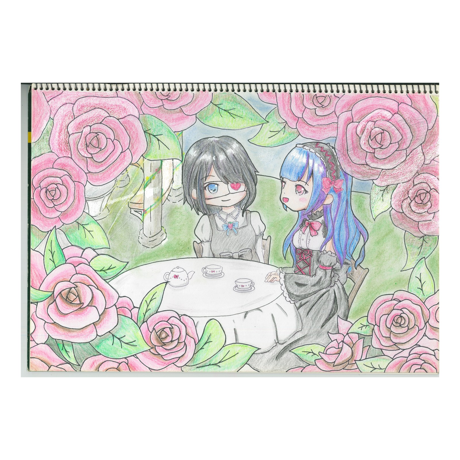 ピンクの薔薇に囲まれた庭で、眼帯の子とドレスの子がテーブルでお茶を楽しむ色鉛筆画