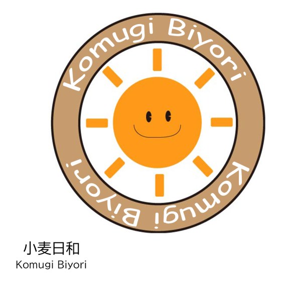 オレンジ色の笑顔の太陽を茶色い丸枠で囲み、店名を英字と漢字で添えたロゴマーク