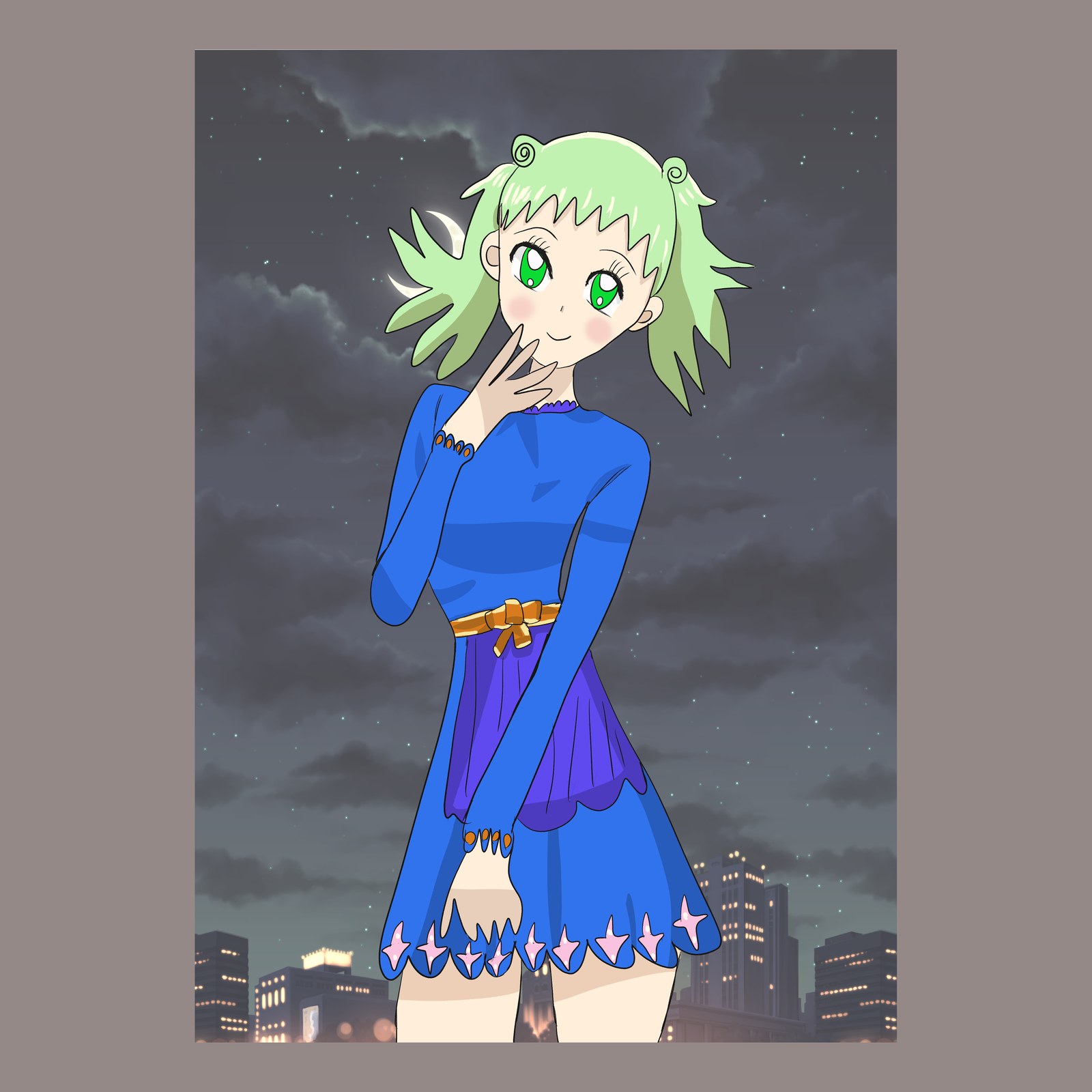 夜のビル街を背景に、薄緑の髪と緑の瞳の少女が青いワンピース姿で頬に手を添えて微笑む全身像。