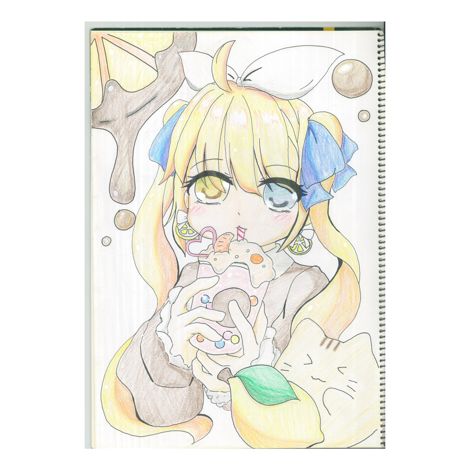 金髪ツインテールの女の子がクリームののった飲み物を両手で持つ、色鉛筆で彩色したアナログイラスト