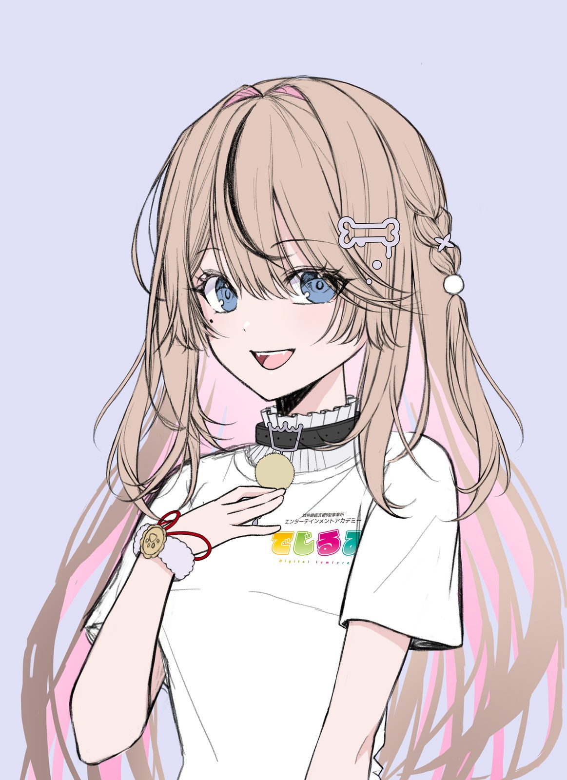骨の髪飾りと黒いチョーカーをつけた茶髪の少女が微笑むでじるみロゴTシャツ姿のイラスト