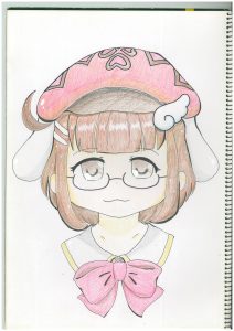 ハート柄のピンクの帽子と眼鏡の少女を描いた色鉛筆のアナログ画